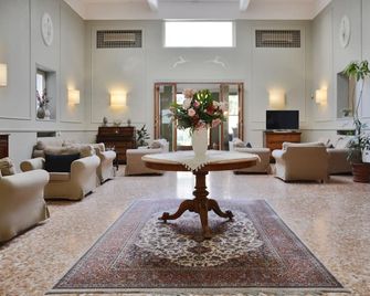 Hotel Touring Wellness & Beauty - Fiuggi - Lobby