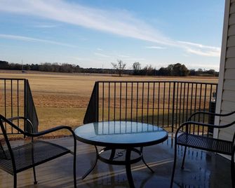 Beautiful Home located on the Golf Course (Greenville) - Greenville - Balcony