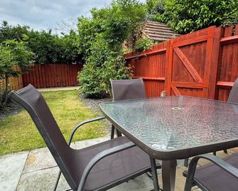 Home in Twickenham with private parking - Twickenham - Patio