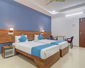 The Balcony Hotel - Hyderabad - Bedroom