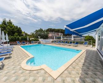 羅米丹納瑞斯酒店 - 福利奧迪伊斯基亞 - 福利奧 - 游泳池