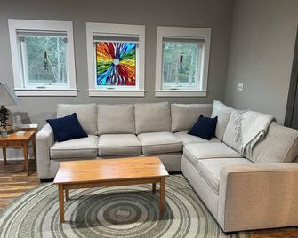 Modern Lakeview Studio / Peaceful Executive Retreat near Charleston, SC - Moncks Corner - Living room