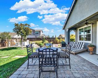 1 Mi to Dtwn Winters Home with Fire Pit and Patio! - Winters - Patio