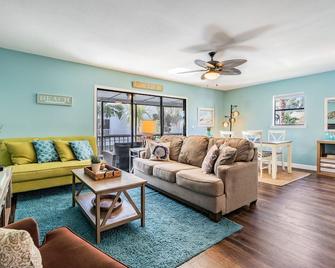 Amazing 2BR Townhome, 2 min walk to beach! Spacious Balcony, Tropical Paradise! - Indian Shores - Sala de estar