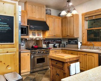 Family-friendly house with BBQ & fast internet | Mountain view - Mountain Village - Kitchen