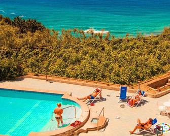 Paradise Beach Hostel - Ischia - Piscina