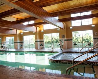 斯康辛州密爾沃基機場卡爾森鄉村套房酒店 - 密爾瓦基 - 密爾沃基 - 游泳池