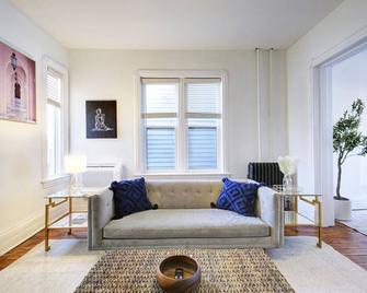 Enchanting 4 BD / 2 B house in the heart of Corktown! - Detroit - Wohnzimmer