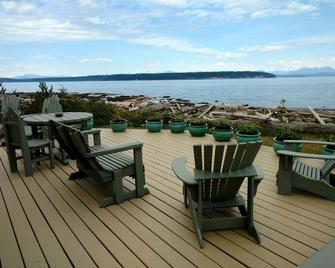 Waterfront Cottage near Mount Washington in Campbell River, British Columbia - Campbell River - Balcón