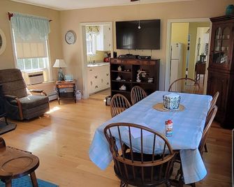 Family Summer Cottage, 0.1 mile from private beach - Niantic - Dining room