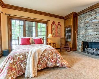 Water Front Iconic Gem Estate w Pool Pavilion Retreat indoor & outdoor amenities - Moseley - Habitación