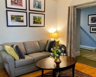 Beautiful 1 Bedroom Apt in a House - Portsmouth - Living room