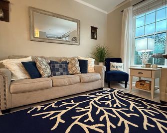 Eastons Urban Oasis- centrally located townhome in Talbot County - Easton - Living room