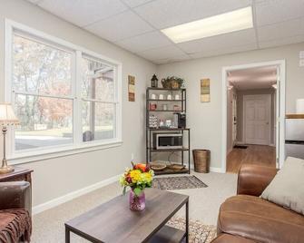 The Den/Pvt Basement/Media Room/Near Mall/Sleeps 5 - Buford - Living room
