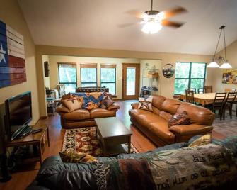 Trinity Trails: Lone Star Cabin in 6 acres on Lake Aquilla - Hillsboro - Living room