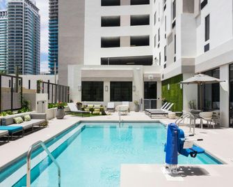 Hampton Inn & Suites by Hilton Miami Wynwood Design District - Miami - Piscina