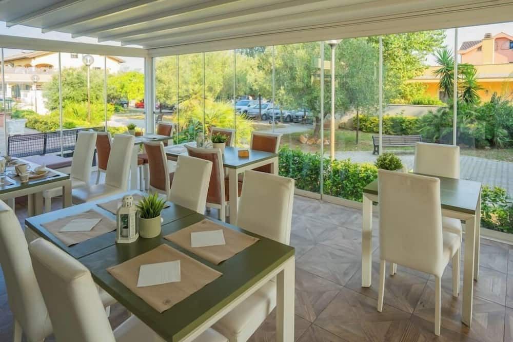 إيسا فيوميتشينو أيربورت ريزيدنس