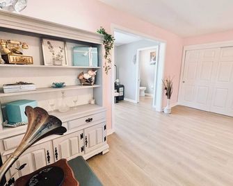 Audrey - Salem - Servicio de la habitación