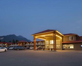 Days Inn by Wyndham Golden - Golden - Building