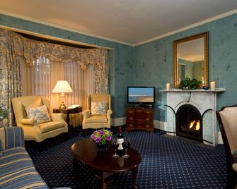 Dan'l Webster Inn and Spa - Sandwich - Living room
