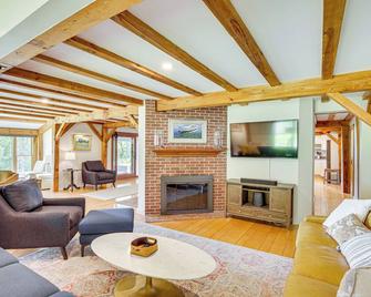 Spacious Kennebunkport Home with View, 2 Mi to Beach - Kennebunkport - Living room