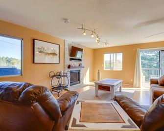 1 Mi to Whiskey Row Home with Fire Pit and Deck - Prescott - Sala de estar