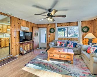 Near Fool Hollow Lake And Trails Family - Show Low - Living room