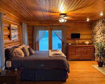 Stunning Log Cabin W/River Views and Hot Tub - Charles City - Schlafzimmer