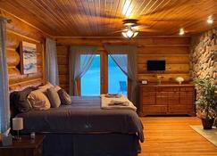 Stunning Log Cabin W/River Views and Hot Tub - Charles City - Bedroom