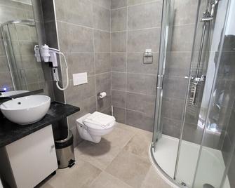 Square Hotel - Nimes - Bathroom