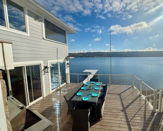 Lakefront Estate | Pool, Hot Tub, Game Barn | Sleeps 16+ - Geneseo - Balcón