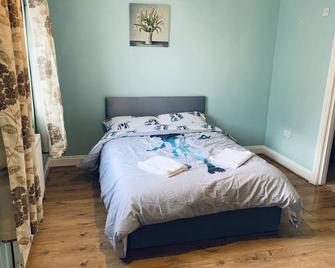 2-bed Apartment - Kingston upon Thames - Bedroom