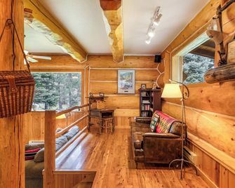 Riverstone provides a beautiful place to relax and enjoy life - Clinton - Living room