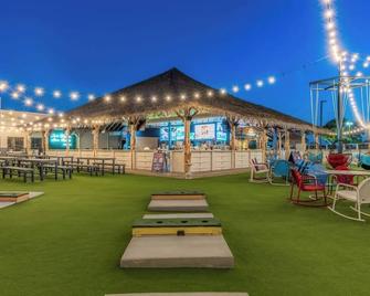 Cozy 1-BR/1-BA Modern Tiny Home w/Pool & Hot Tub & Spacious Yard w/Covered Patio - Houston