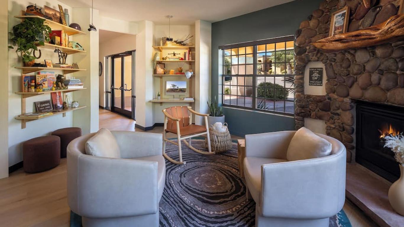 سيدونا ريال إن آند سويتس