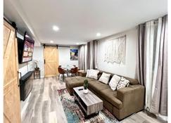 Fully equipped two bedroom walkout apartments - Yonkers - Sala de estar