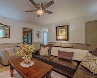 Quaint Creekside Ranch Home, King + Queen Beds, Acreage, Fireplace, Pet Friendly - Florence - Olohuone