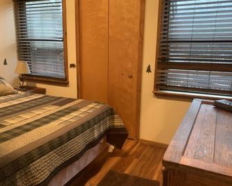 Rest Assured in Black Bear Resort-Hike, Ski, Swim, Bike, Pickleball, and Relax! - Davis - Bedroom