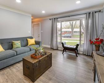 Family-friendly Troy Vacation Rental w/ Fire Pit! - Troy - Living room