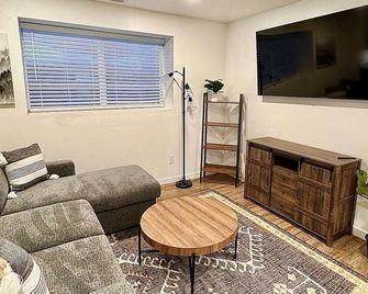 NEW: Mountain Haus, cute, comfortable. - Kalispell - Living room