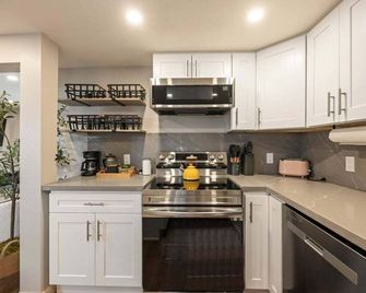 Fully renovated sunlight basement ADU in Seward Park - Seattle - Kitchen