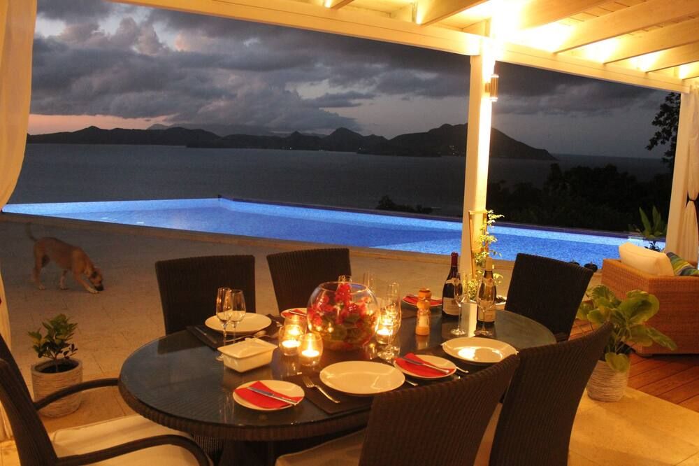 Secluded, exclusive, totally private luxury villa overlooking the prettiest bay. - Newcastle - Piscine