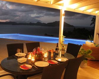 Secluded, exclusive, totally private luxury villa overlooking the prettiest bay. - Newcastle - Piscine
