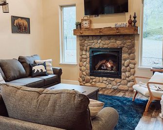 Updated Cabin With Pool And Spa 5 Minutes From Sequoias National Park - Three Rivers - Living room