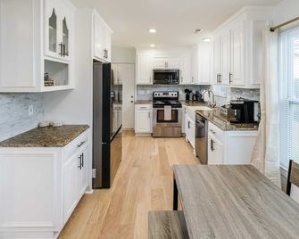 5 min Walk to DT Davidson| Firepit, Pet Friendly - Davidson - Kitchen