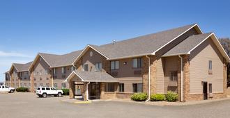 Smoky Hill Inn and Suites - Salina - Building