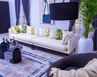 Tm Luxe Stays Apartment - Ibadan - Living room