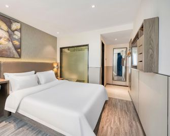 7 Days Premium Hotel (Chongqing University Town Xijie Pedestrian Street) - Chongqing - Bedroom