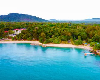 Tanjung Pesona Beach Resort And Spa - Sungailiat - Spiaggia