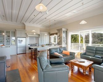 The Verandah - Napier Holiday Home - Napier - Living room